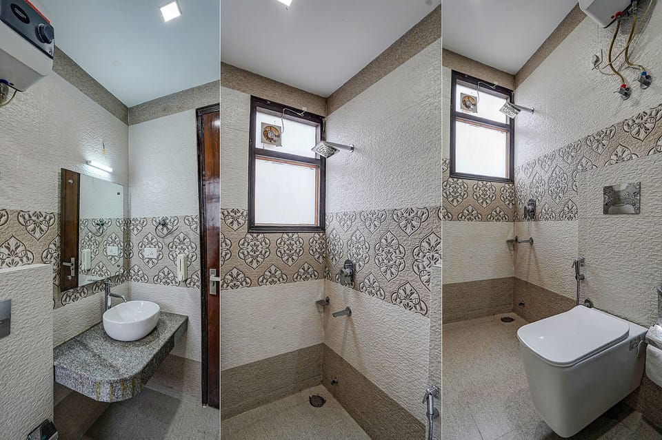 Deluxe Room | Bathroom | Shower, rainfall showerhead, free toiletries, towels