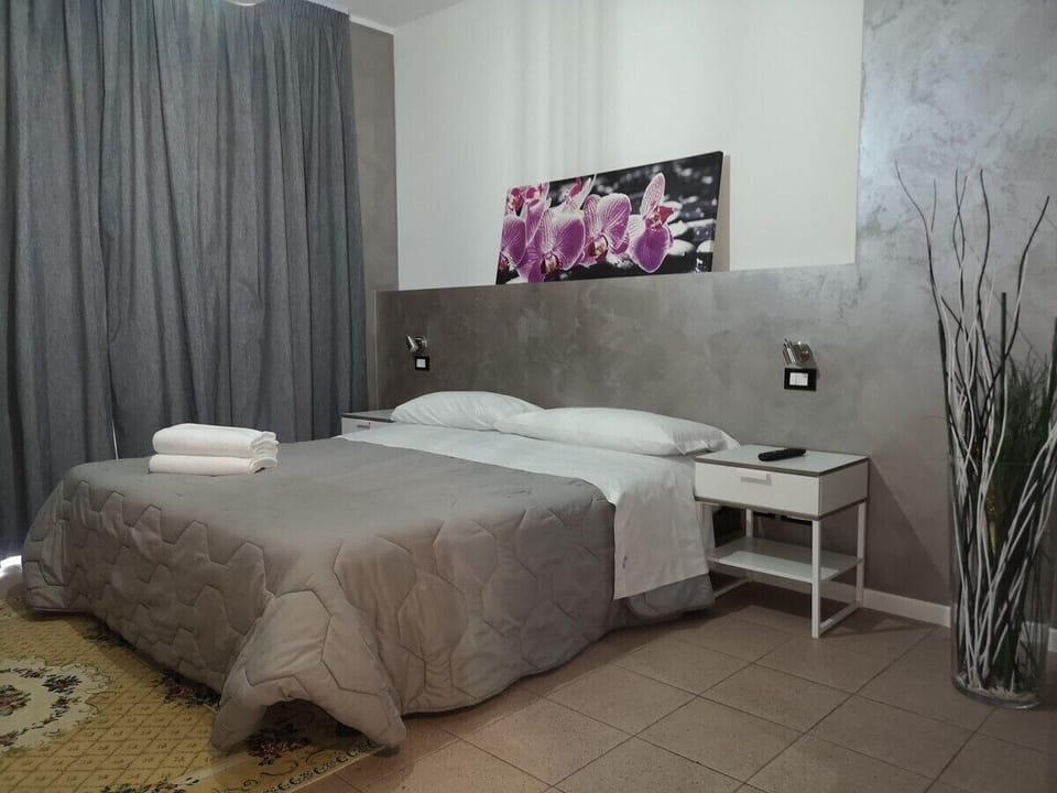 Classic Double or Twin Room | In-room safe, desk, laptop workspace, blackout drapes