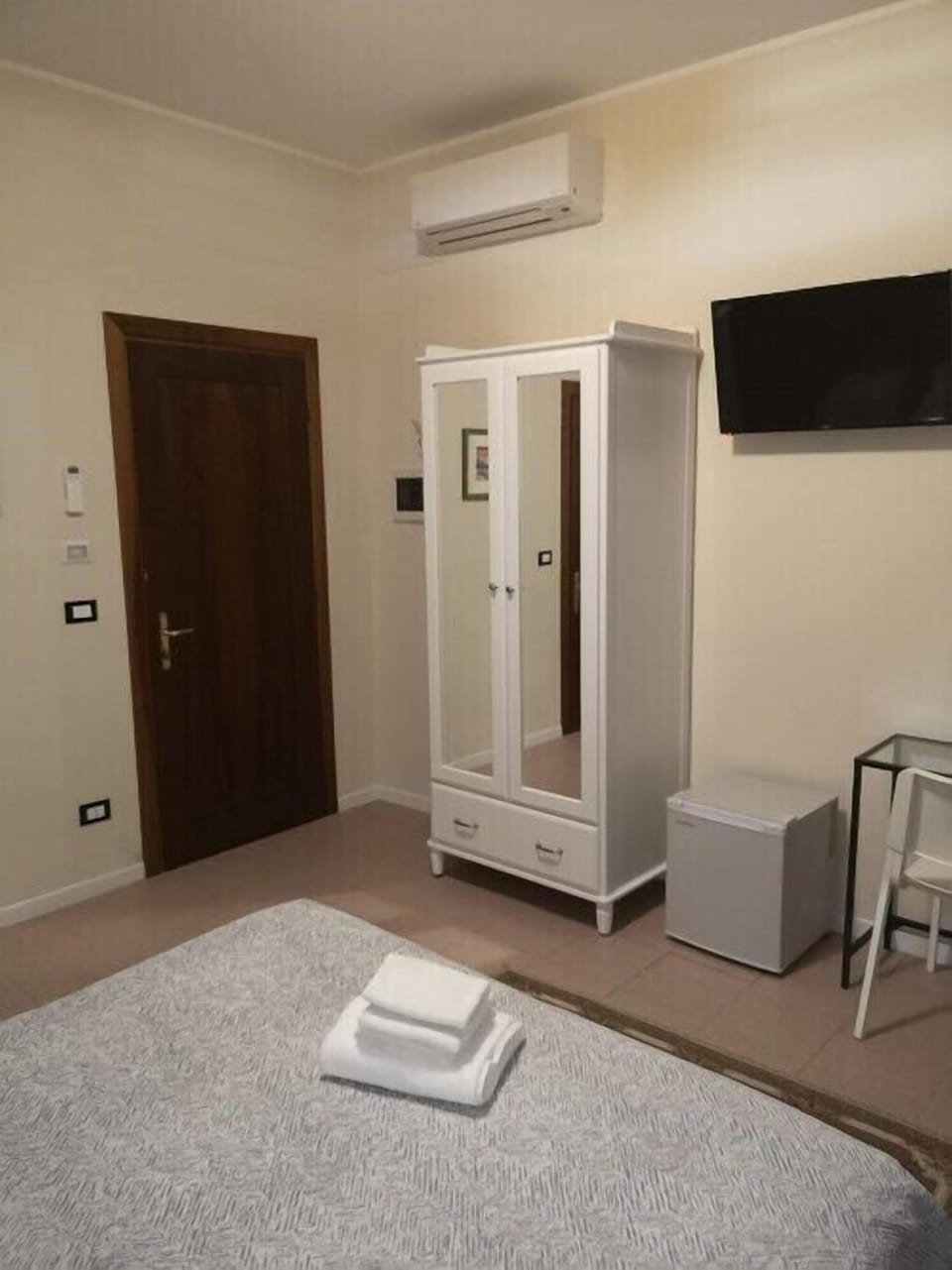 Classic Double or Twin Room | In-room safe, desk, laptop workspace, blackout drapes