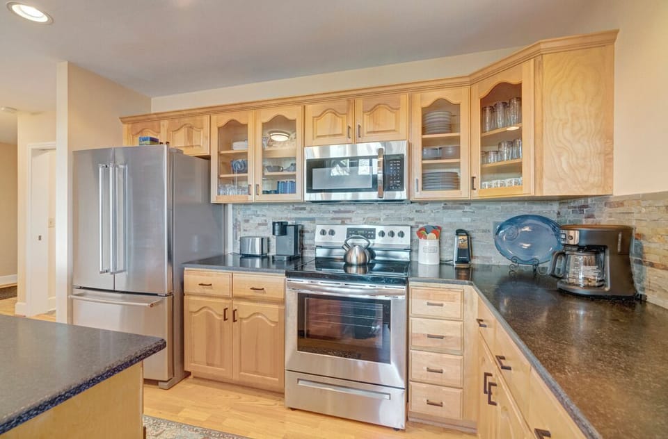 Kitchen--- Upgraded Tile Backsplash