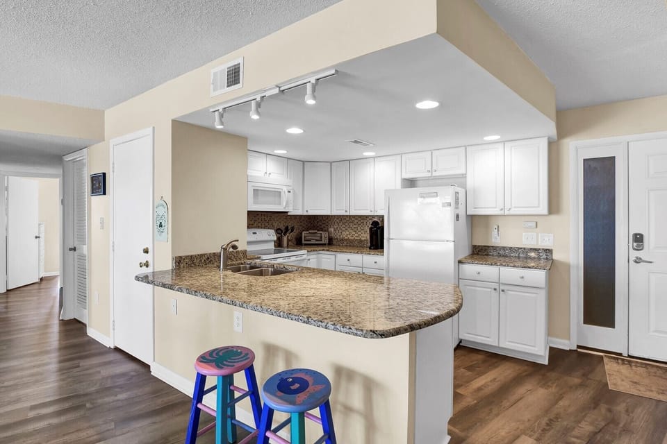 Kitchen & Bar Area