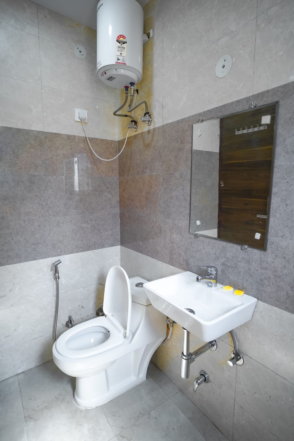 Deluxe Double Room | Bathroom | Shower, free toiletries, slippers, towels