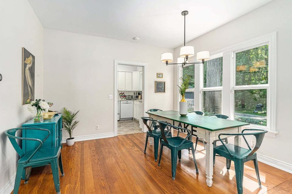 Dining area between the living and kitchen