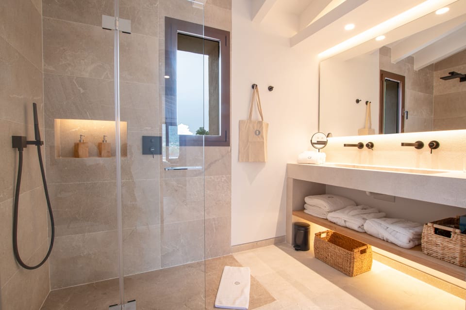 Superior Double Room | Bathroom | Separate tub and shower, deep soaking tub, rainfall showerhead