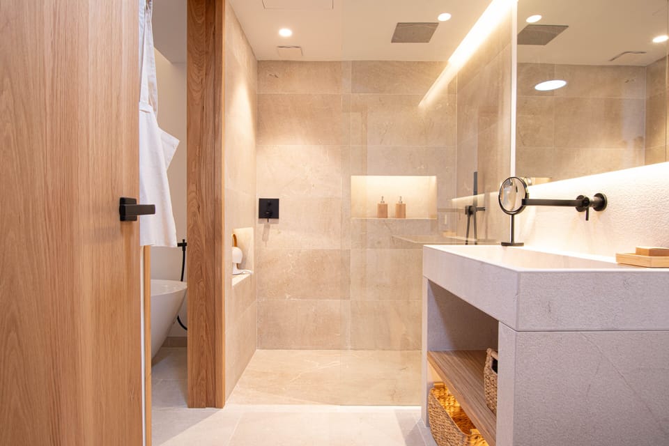 Deluxe Suite | Bathroom | Separate tub and shower, deep soaking tub, rainfall showerhead