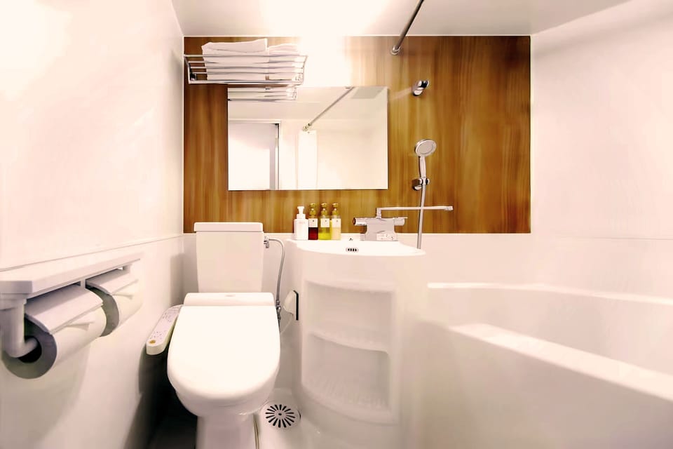 Combined shower/tub, rainfall showerhead, designer toiletries
