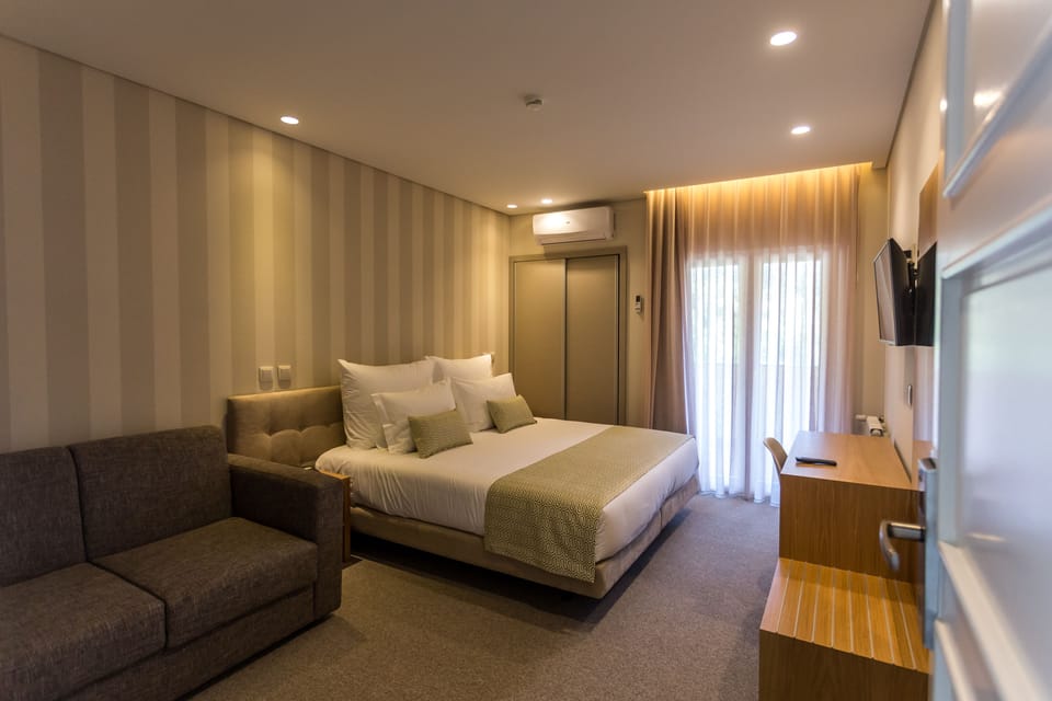 Blackout drapes, free WiFi, bed sheets