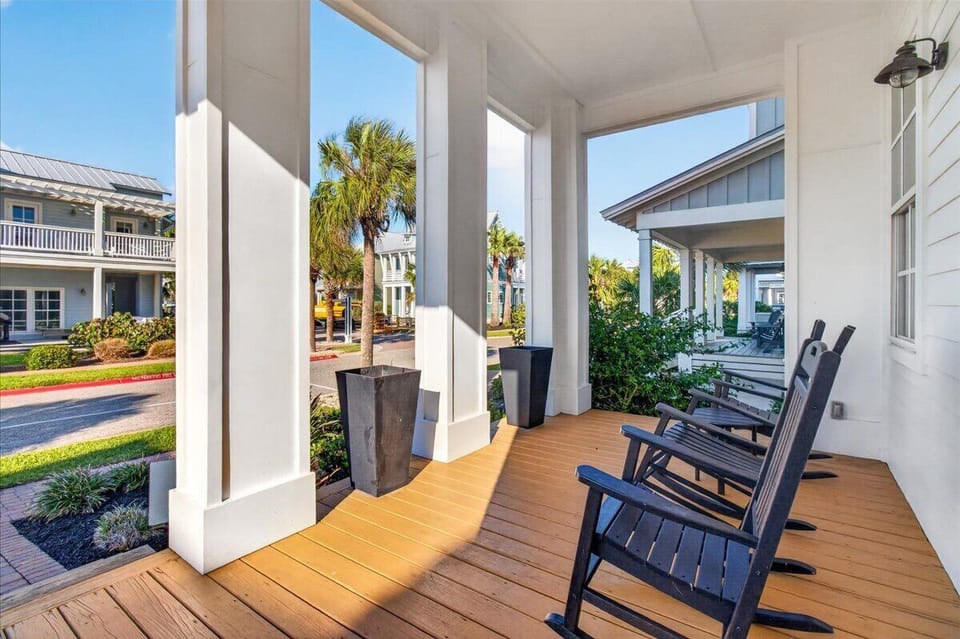 1st Floor, Front Porch