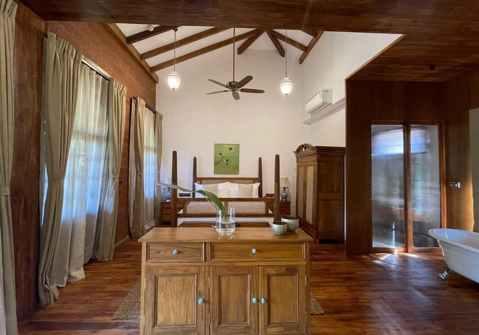 Family Room, 1 King Bed | Premium bedding, iron/ironing board, free WiFi, bed sheets