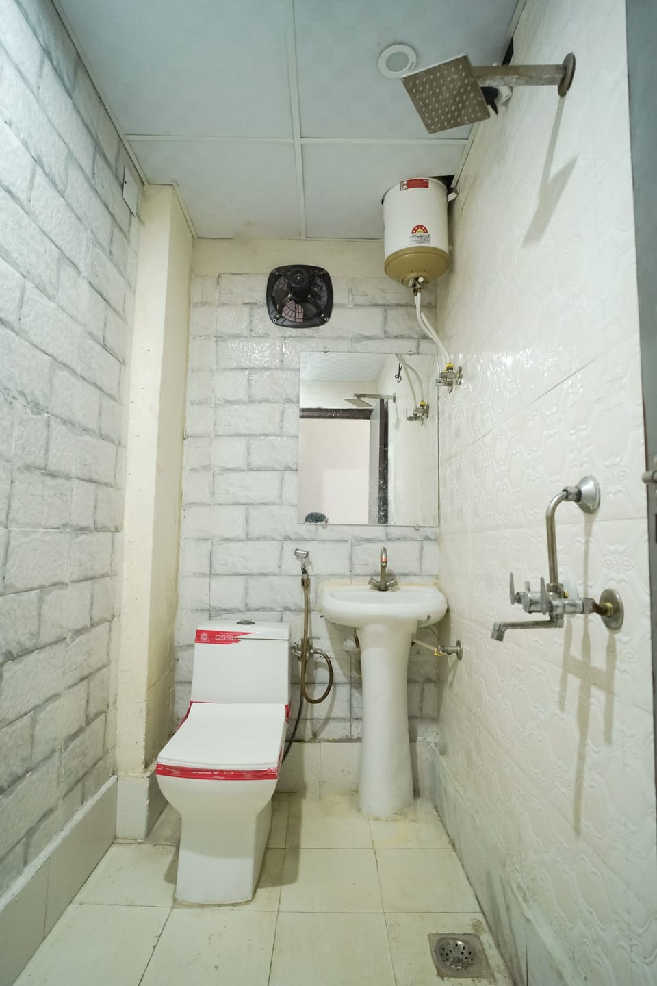 Deluxe Double Room | Bathroom | Shower, free toiletries, slippers, towels