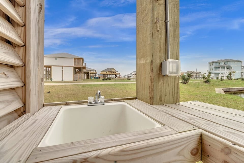 Born To Beach 4 Bedroom Home by RedAwning House in Texas City