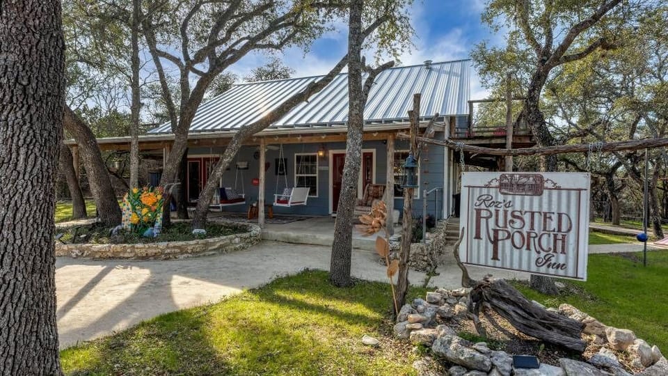 Welcome to Roz's Rusted Porch! It's good to see you! Come on in...