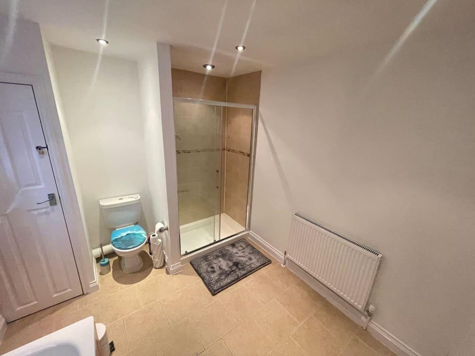 Impeccable 4-bed Home Away From Home in Swindon House in Swindon