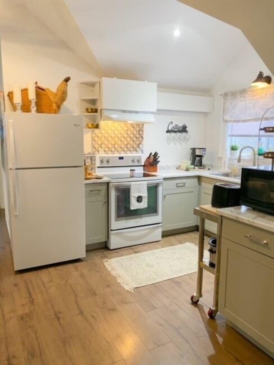Coffee/tea maker, full-size fridge, microwave, oven