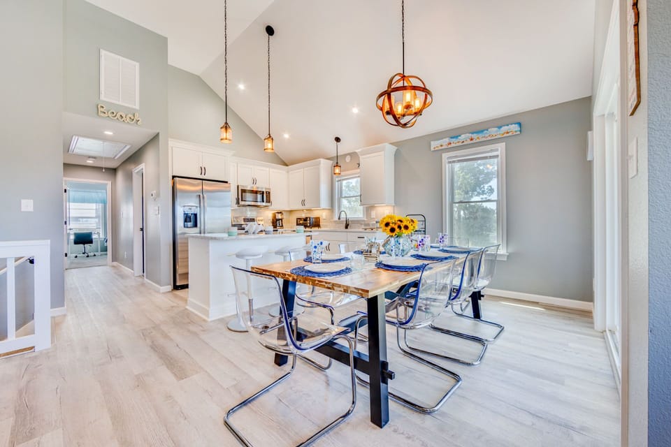 06-Surf-Or-Sound-Realty-1115-High Tides, Good Vibes-Dining Area-1