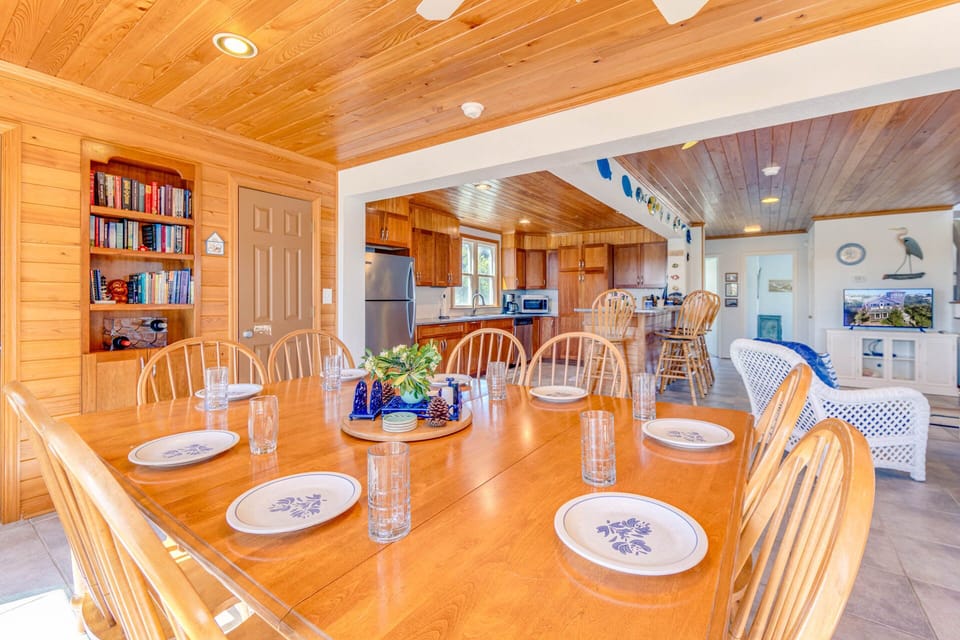17-Surf-Or-SOund-Realty-1114-Blue Heaven-1st Floor Dining Area-2