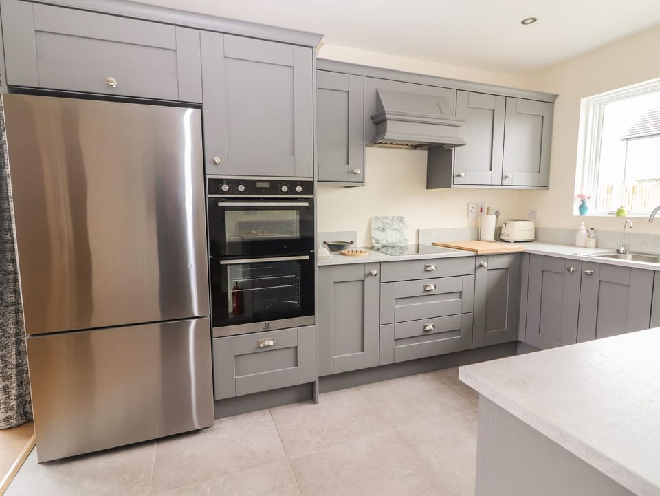 Dishwasher, electric kettle, toaster, cookware/dishes/utensils