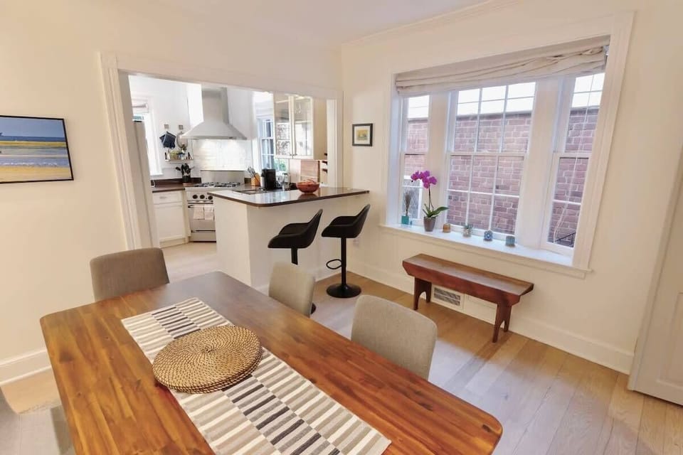 Open kitchen/dinning area