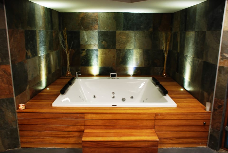 Indoor spa tub