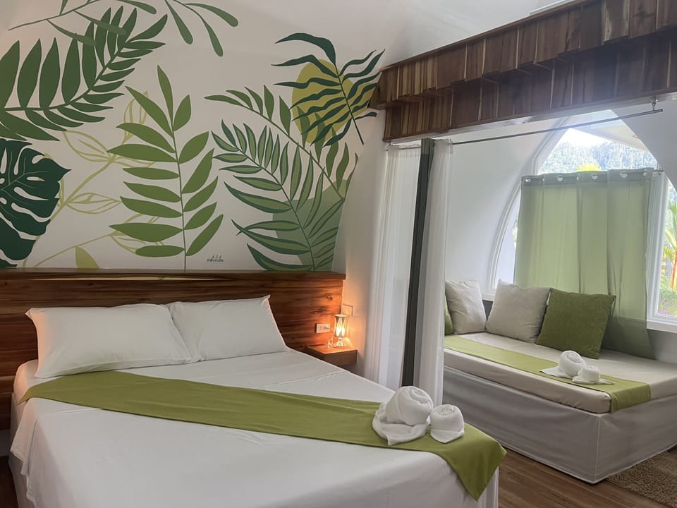 Luxury Villa | Desk, WiFi (free), bed sheets