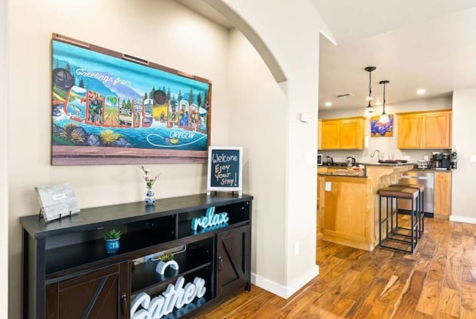 Utilize the information credenza upon your entry full of local information