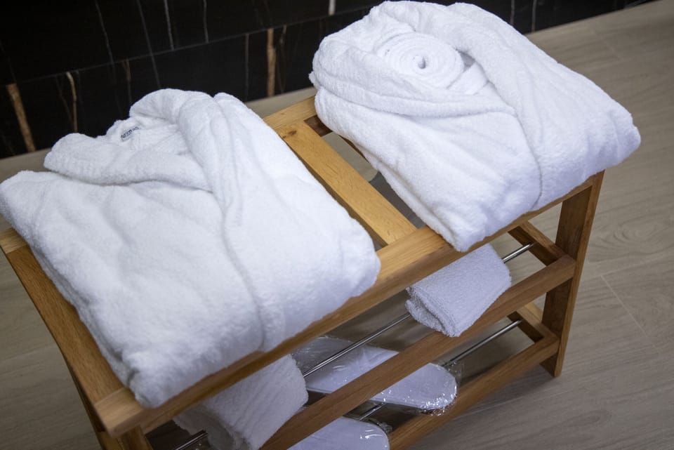 Luxury Room, 1 Queen Bed, Jetted Tub, City View | Bathroom | Hair dryer, bidet
