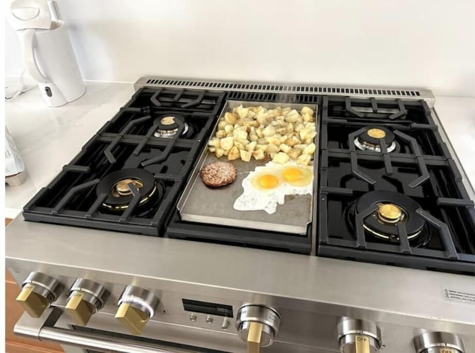 Griddle in the middle of this amazing stove
