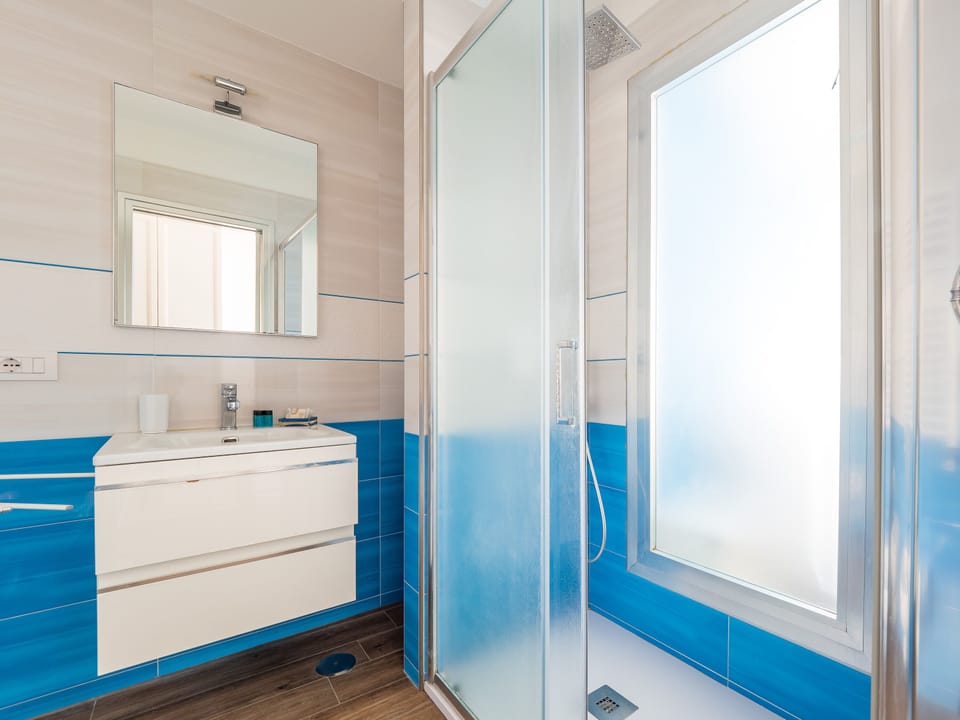 Superior Room | Bathroom | Shower, rainfall showerhead, hair dryer, bidet