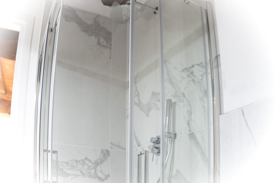 Comfort Room | Bathroom | Shower, rainfall showerhead, free toiletries, hair dryer