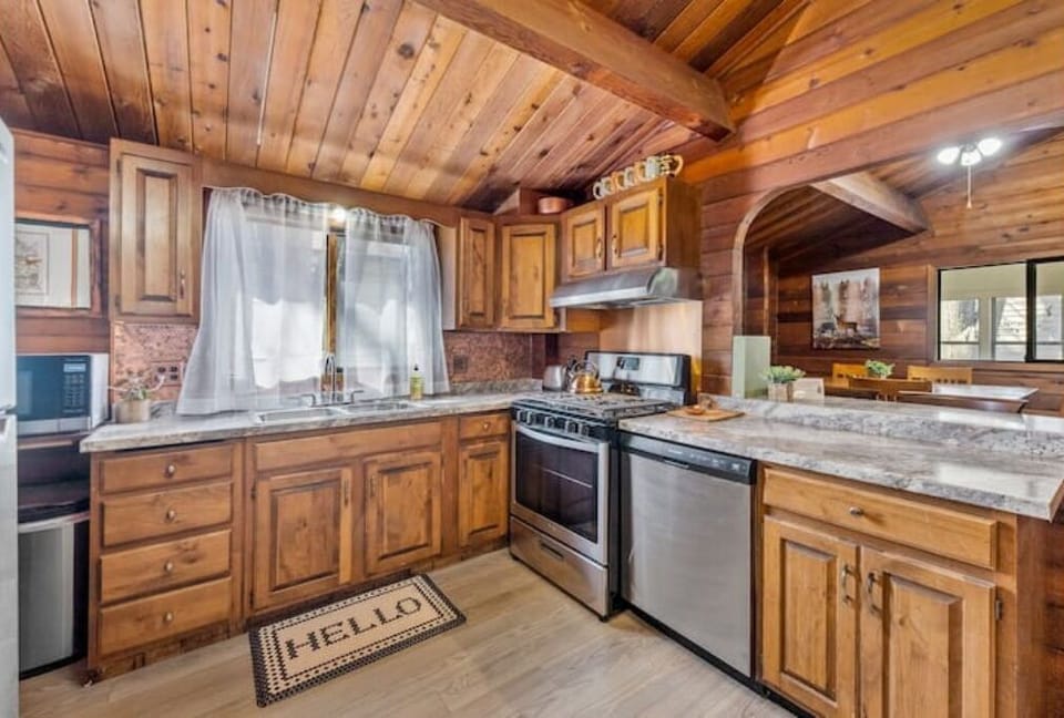 Gas stove, dishwasher, microwave, refrigerator and more. 