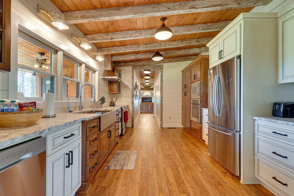Kitchen | Stainless Steel Appliances w/ Dishwasher | Free WiFi