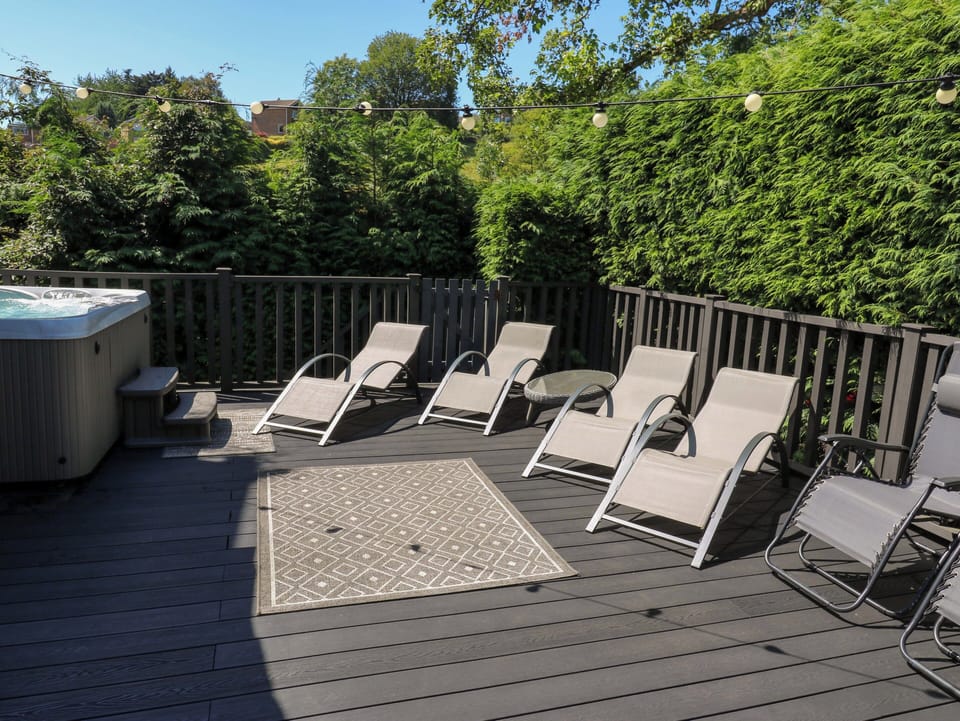 Cottage | Outdoor spa tub