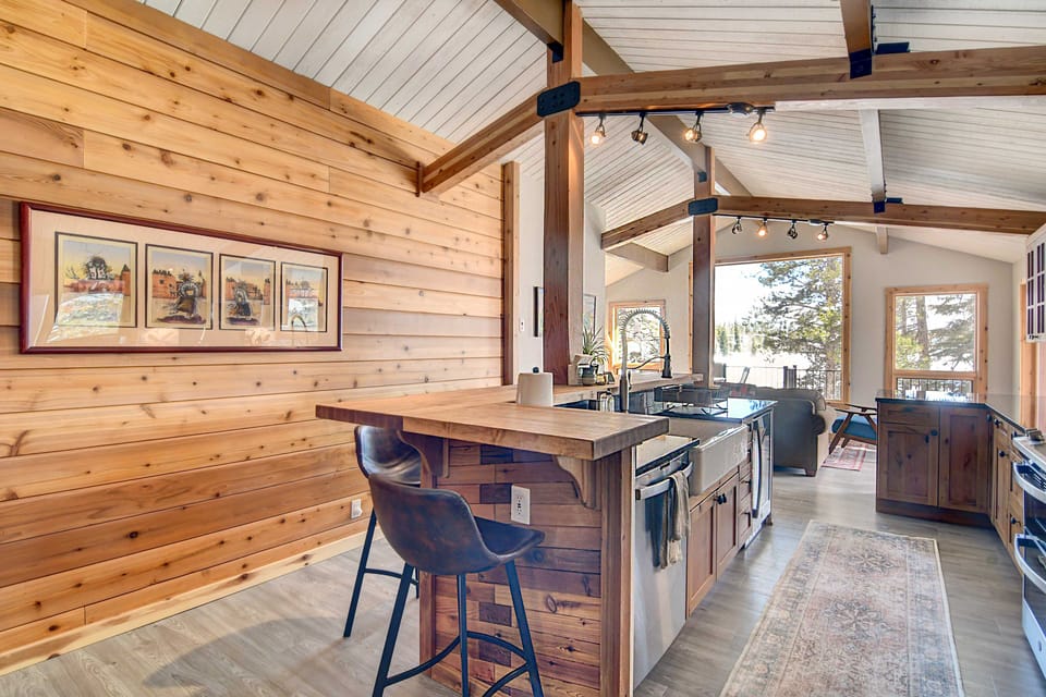 Dining Room | Dishware/Flatware Provided
