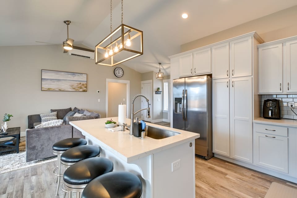 Kitchen | Self Check-In | 0.3 Mi to Damon Point Trail & Beach
