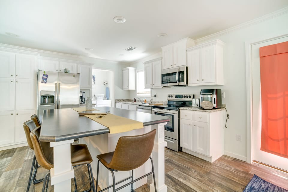 Kitchen | Bar Seating | Dishware & Flatware Provided | Cooking Basics