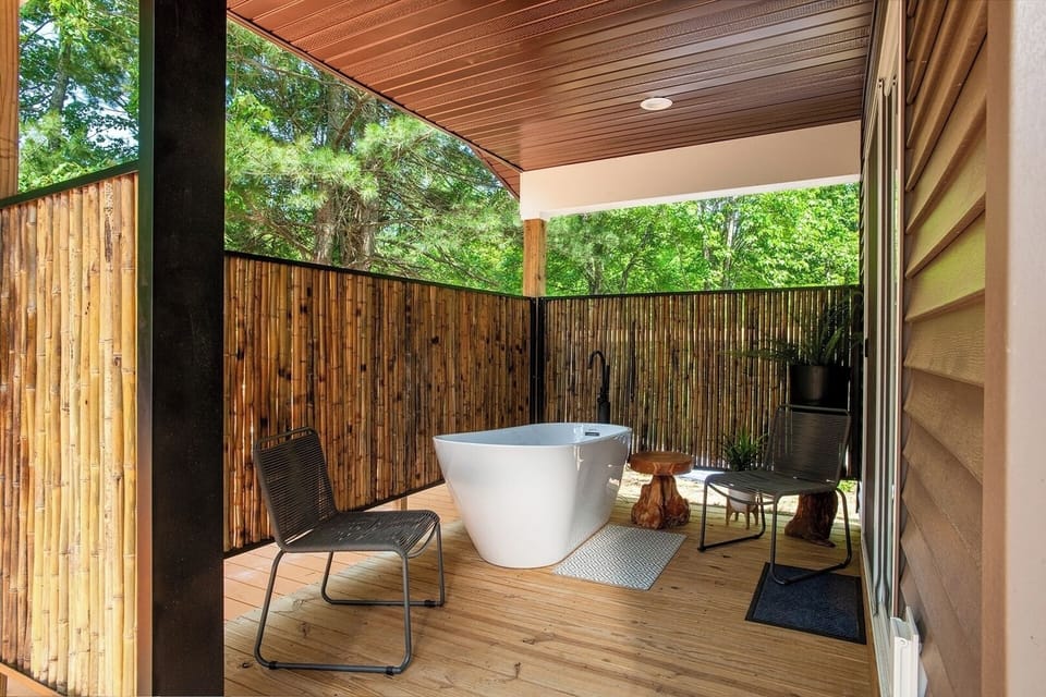 Outdoor spa tub