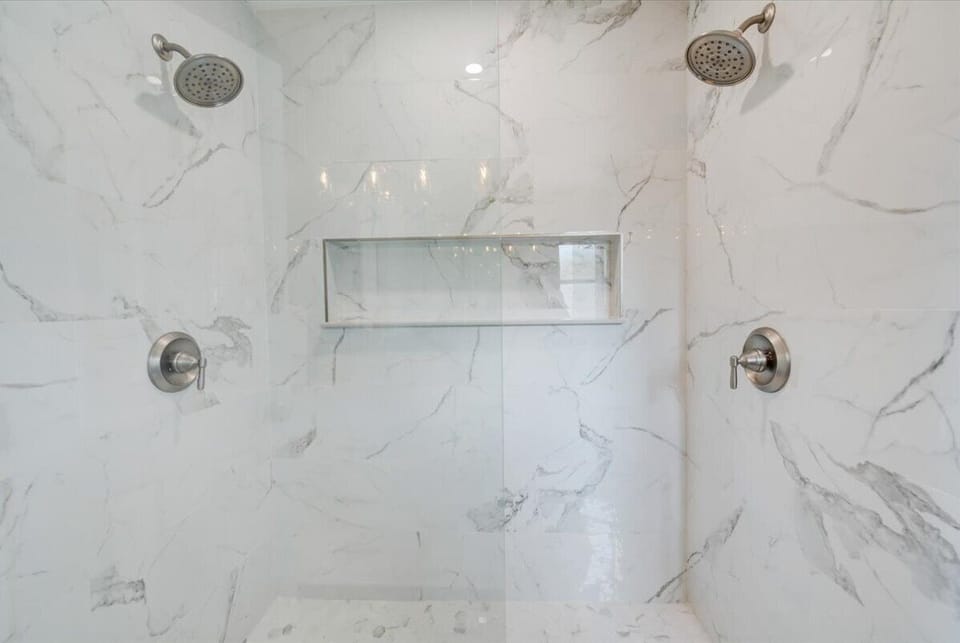 Primary shower: double shower heads