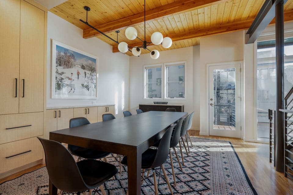 Seating for 10 at the dining room table