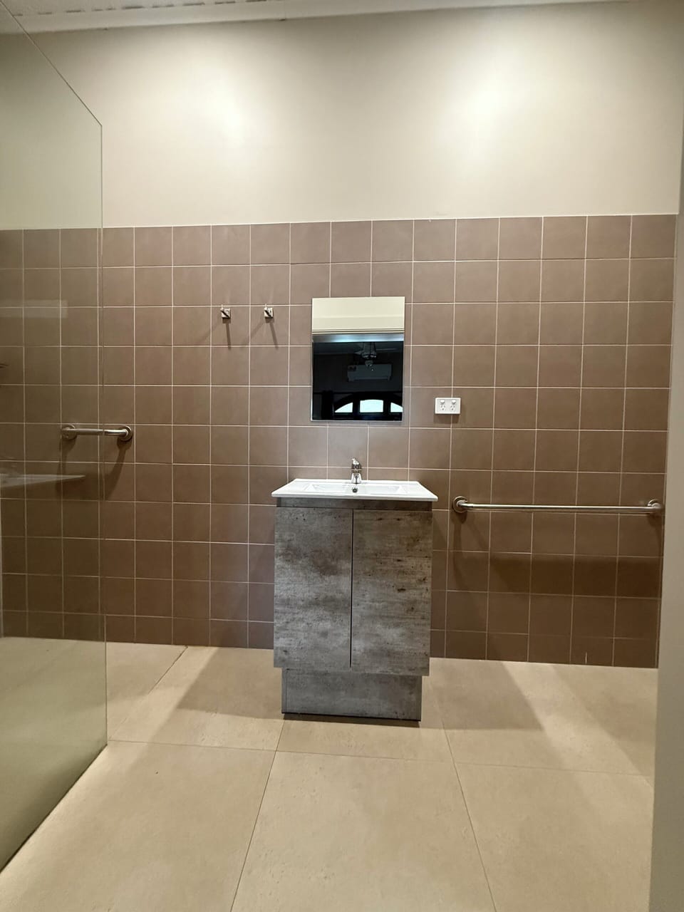 Deluxe Room, 1 King Bed, Private Bathroom | Bathroom