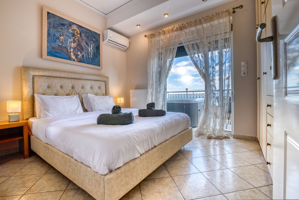 Deluxe Studio Suite | Individually decorated, laptop workspace, soundproofing, free WiFi