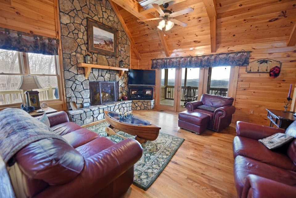 Blue Ridge cabin rental with Amazing Views, Hot Tub, Pool Table, Wifi, Firepit