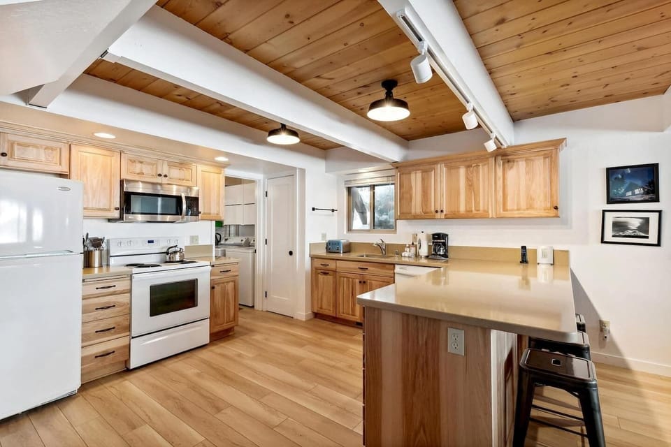 Kitchen with breakfast bar