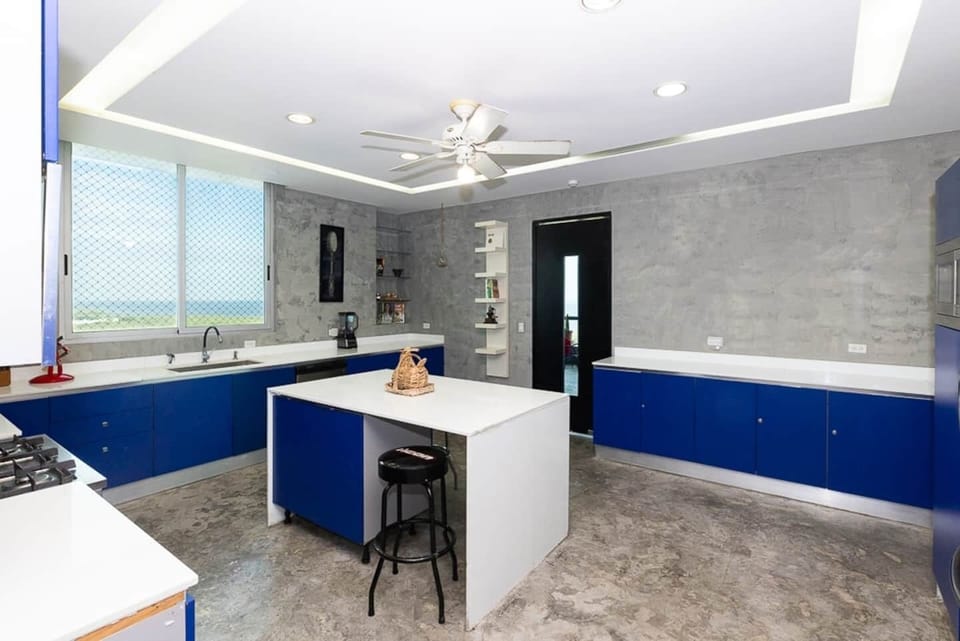 Kitchen with Appliances / Cocina con electrodomesticos 