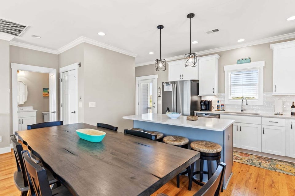 Dining & Kitchen Area