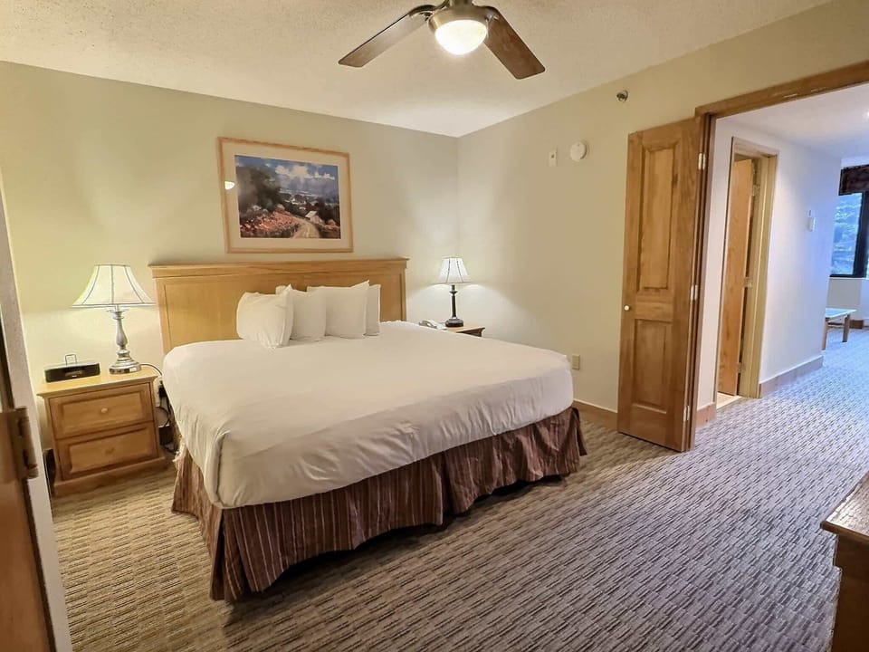 【Bedroom】Accessible-height king bed with wide clearance — warm and quiet
Listed with @BookTraverse