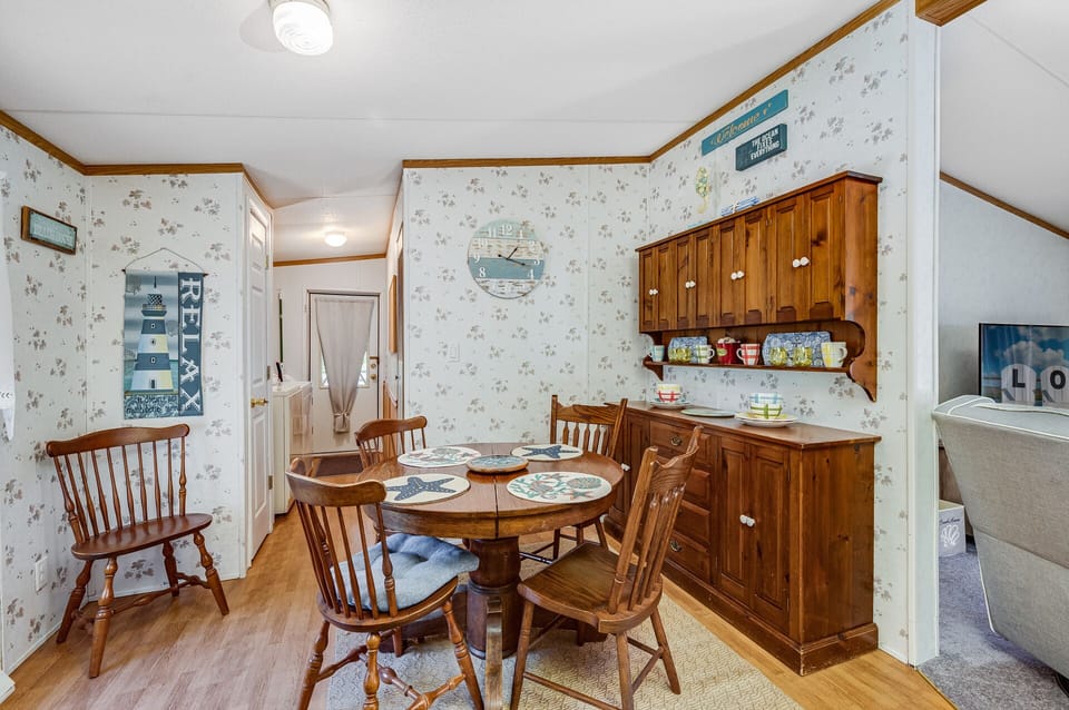 Dine in the comfort of Central AC or Al-Fresco in the backyard or Screened Porch.