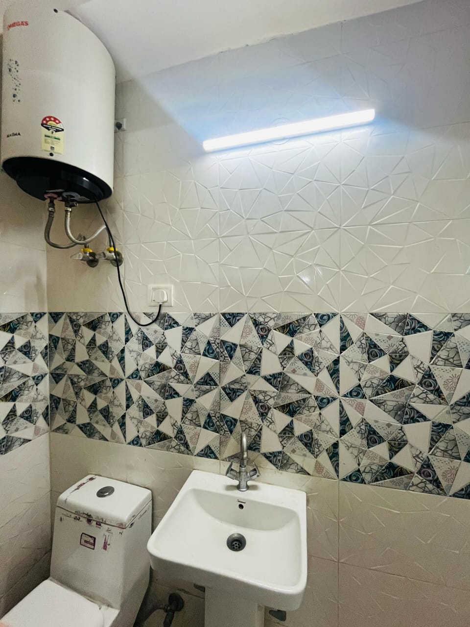 Deluxe Double Room | Bathroom | Shower, free toiletries, slippers, towels