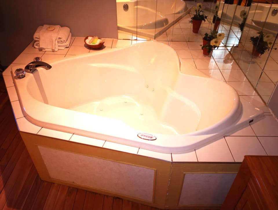 Room, 1 Queen Bed, Hot Tub (Hardwood Floor) | Private spa tub