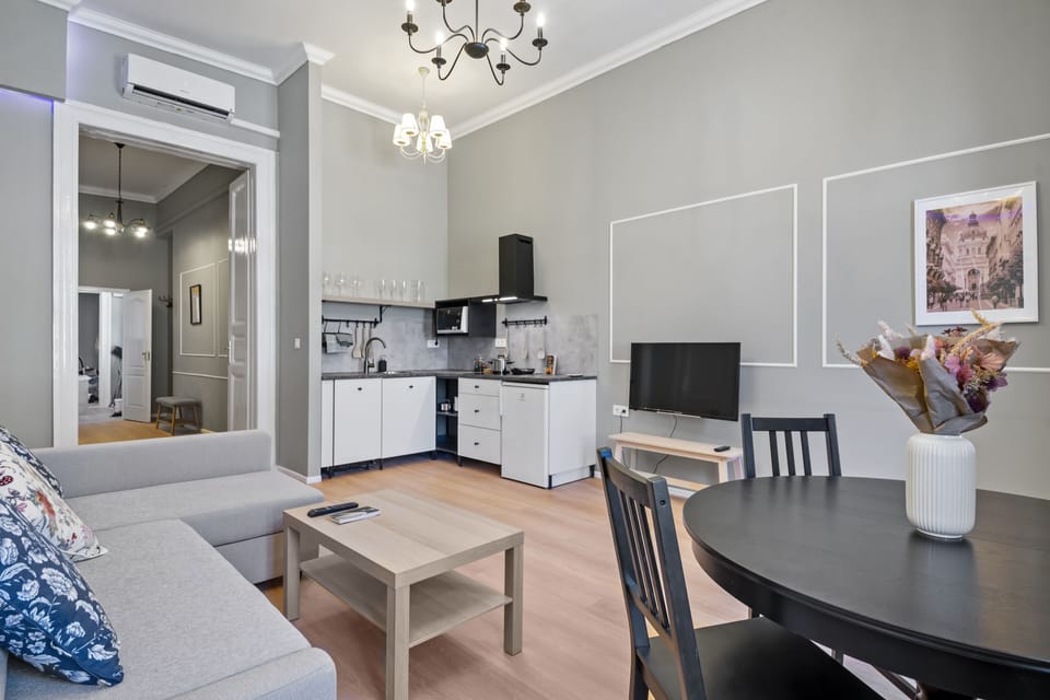 Deluxe Apartment | Living area | 40-inch LCD TV with digital channels, TV