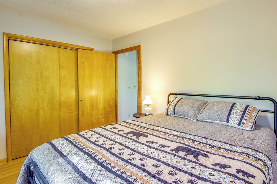 Bedroom | Queen Bed